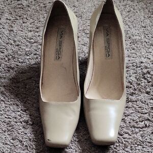 Via Spiga Women's Cream Pumps